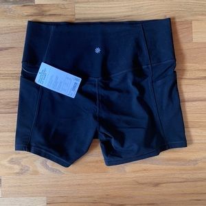 NWT athleta salutation stash pocket 11 5’’ short